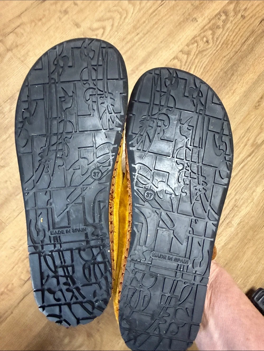 Flabelus Gold Velvet Mary Jane Flats Size 37 NWOB
